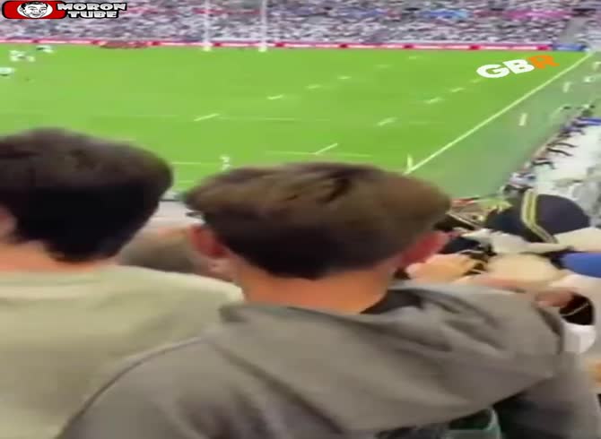 Video :Napoleon tosses a supporter into the Velodrome stadium during the quarterfinal of the Rugby World Cup